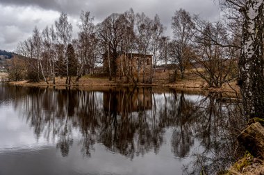 Gölün yansıması.