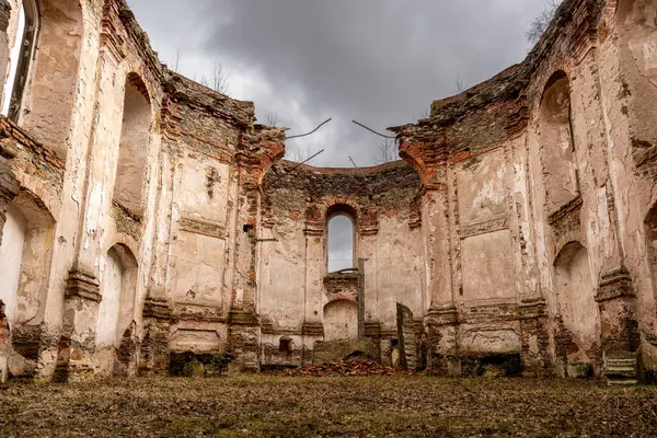 Rusya 'nın strostroma bölgesindeki Kostroma köyündeki terk edilmiş eski kilisenin kalıntıları. 1890 'da inşa edildi.