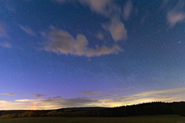 Yıldızlı ve samanyolu gece gökyüzü