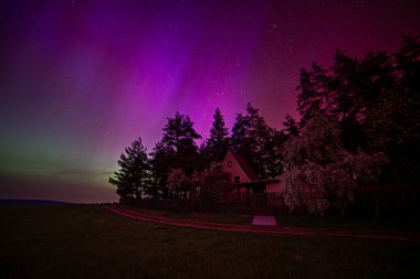 Aurora realis köyün üzerinde