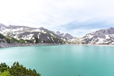 Yazın dağların gölünde.