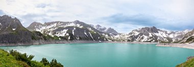 Dağ manzaralı güzel göl