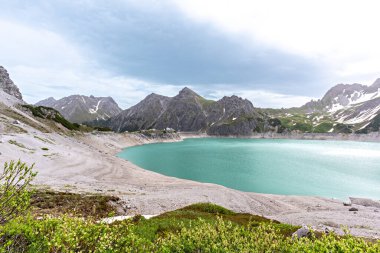 Alplerin dağlarında göl
