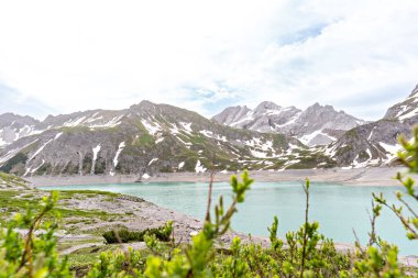 Dağlardaki güzel göl