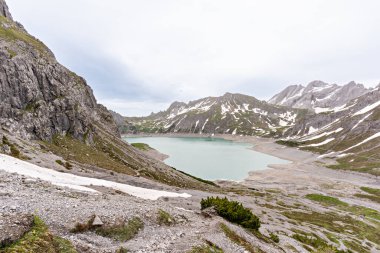 Arkadaki dağlarda güzel bir manzara.