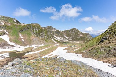 Yaz günündeki dağ manzarası, mavi gökyüzü ve bulutlar, altai cumhuriyeti, Rusya