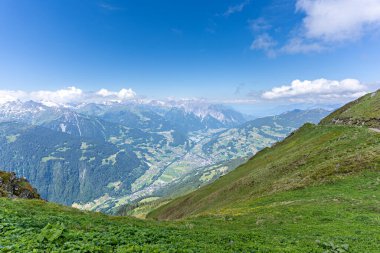 Dağın tepesinden manzara.