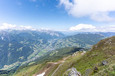 Yüksek bir dağ zirvesinden dağ manzarası, Avusturalya