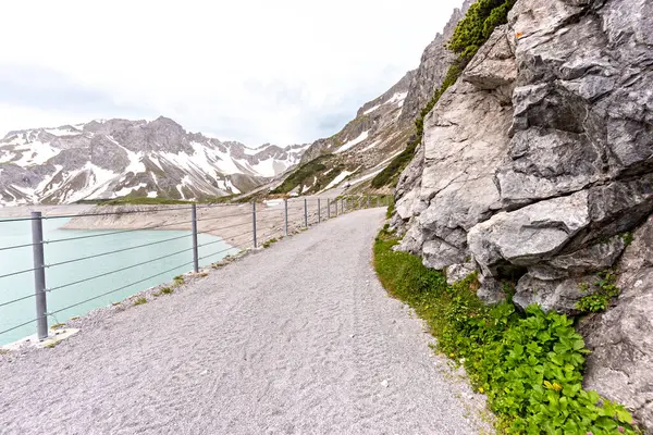 Alplerde çitleri olan dağ yolu, İsviçre