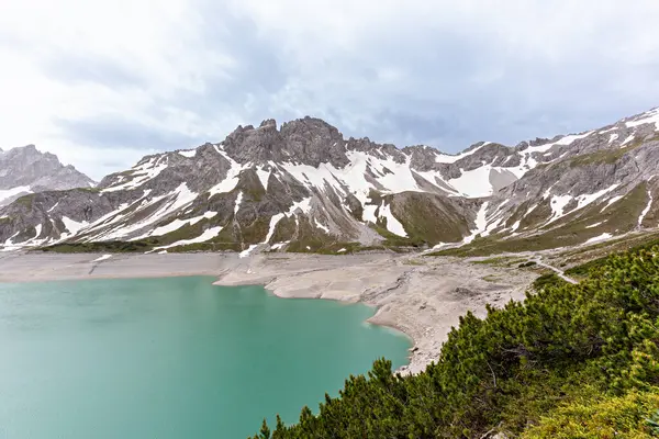 Alplerdeki dağ gölü