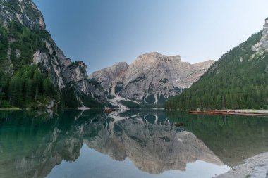 İtalyan dolomitlerindeki Braies gölünün güzel manzarası.
