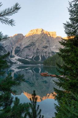 Dolomites dağlarında Lago di Braies, İtalya