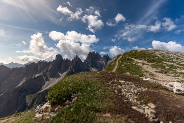 Alplerdeki dağların manzarası