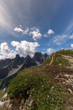 İtalyan dolomitlerindeki dağların muhteşem manzarası.