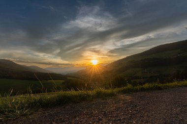 Dağlarda gün batımı