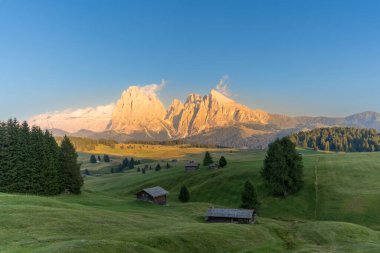 Val di Funes 'da güzel gün batımı Dolomite' larda val di fasites, South Tyrol, İtalya.