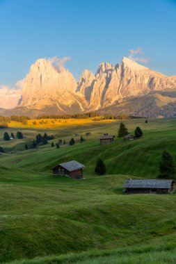 Dağlarla güzel bir manzara.