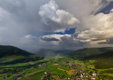 Yazın dağların güzel hava manzarası
