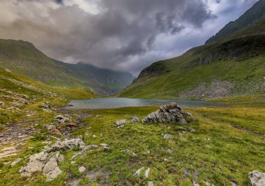 Dağlardaki güzel yaz manzarası. Yazın dağın ortasında yüksek dağlar ve göl..
