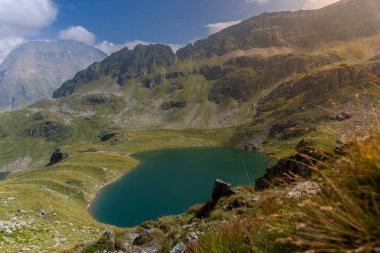 Dağlarda küçük bir gölü olan dağ gölü.