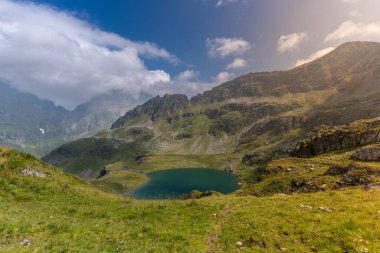 Tatra dağlarındaki dağ gölü, Polonya.