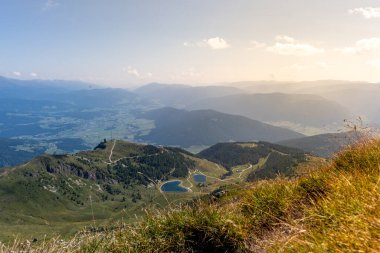 Dağın tepesinden Val de la corso köyüne kadar