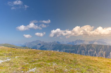 Sonbahar mevsiminde yüksek dağlardan manzara.