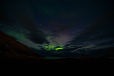 Aurora borealis ve dağlar