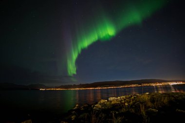 Kuzey ışıkları gece gökyüzü arka planında