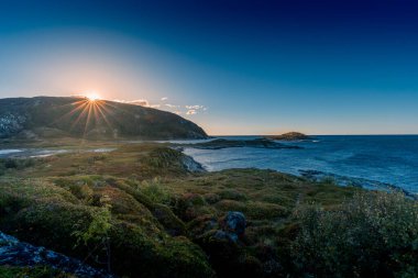 Fransa 'nın kuzey kıyısındaki dağlarda güzel bir gün batımı..