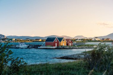 Deniz ve dağlarla güzel bir manzara.