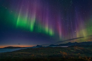 Kuzey ışıklarında güzel Aurora Borealis İzlanda dağları üzerinde, Kuzey Avrupa