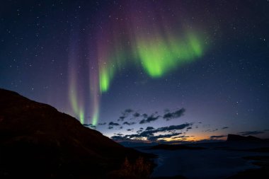 Kuzey Norveç 'te Aurora Borealis ve Dağları ile güzel bir gece manzarası