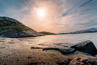 Norveç Denizi kıyısında gün batımı