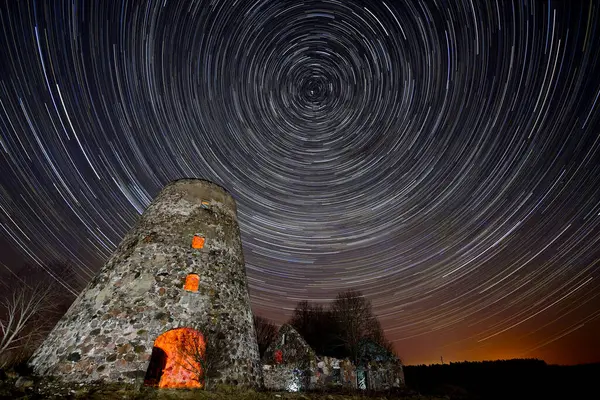 Yıldızlarla, yıldızlarla ve Samanyolu ile gece gökyüzü