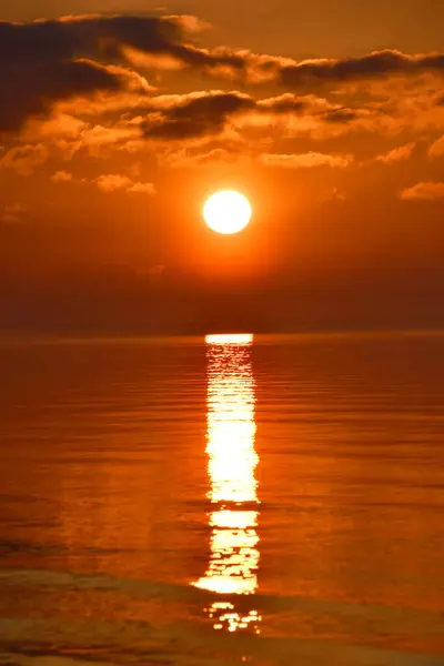 Baltık Denizi koyunda büyülü günbatımı. Klapkalnciems.