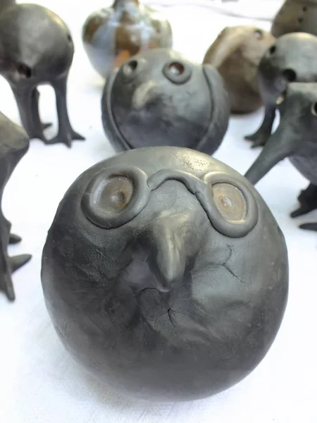 Bulanık arkaplanda zanaatkar yapımı kil süslemeler.