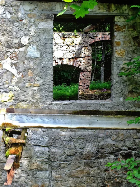 Eski değirmen kalıntıları.