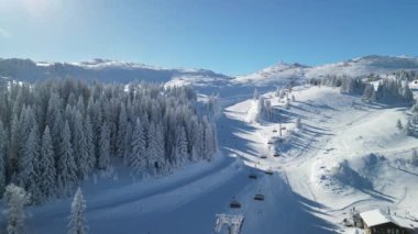 Kar altında kayak merkezi. Dağlarda kayak merkezi. hava görünümü