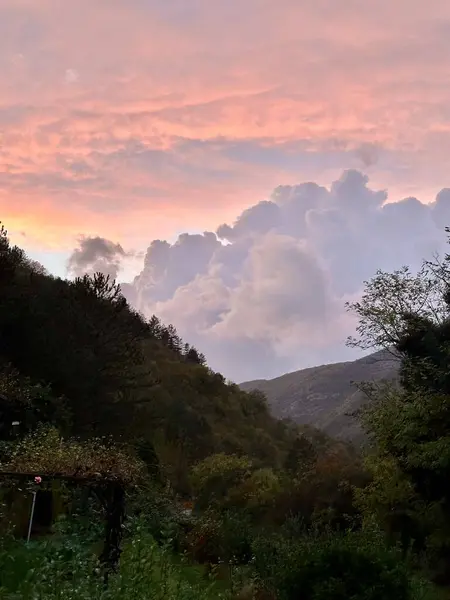 Dağlarda dağları olan güzel bir manzara.