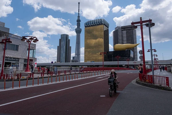 16 Mayıs 2019: Bisikletli bir kişi ve diğerleri Tokyo 'da az trafik olan bir günün tadını çıkarıyorlar. Arka planda Japonya 'nın en ünlü anıtlarından birini görebiliriz..