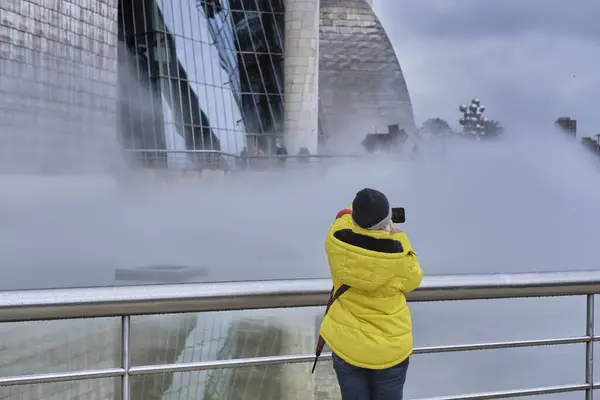 Bilbao, İspanya; 25 Kasım 2023: Guggenheim Müzesi 'nde her gün binlerce kişi tarafından ziyaret edilen sis gösterisi.