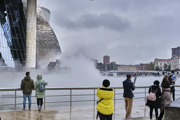 Bilbao, İspanya; 25 Kasım 2023: Guggenheim Müzesi 'nde her gün binlerce kişi tarafından ziyaret edilen sis gösterisi.