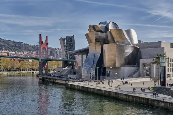 Bilbao, İspanya; 26 Kasım 2023: Kompozisyon içinde La Salve Köprüsü ve Nervin Nehri 'ni görebileceğimiz Guggenheim Müzesi' nin panoramik görüntüsü.