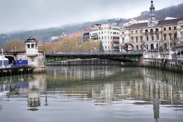25 Kasım 2023 'te Bilbao Belediye Binası' nın panoramik görüntüsü ve önünde Nervin Nehri 'ni görüyoruz..