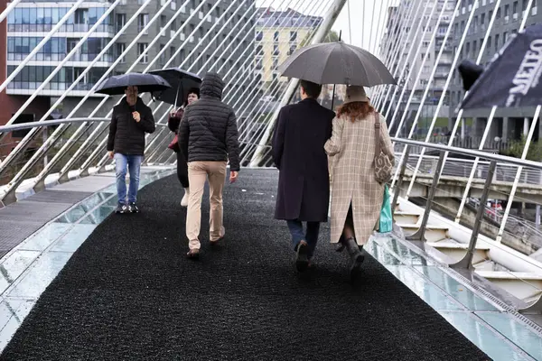 Bilbao, İspanya; 25 Kasım 2023: Bilbao 'da yaya geçidinde yürüyen insanlar