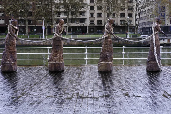 Bilbao, İspanya; 25 Kasım 2023: Sirgueralar 'ın heykeli, geçmişte tekneleri çeken kadınların anısına