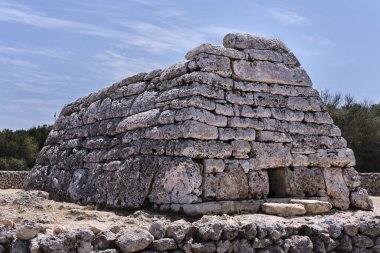 Naveta d 'Es Tudons, İ.Ö. 2000- MÖ 1000ler arasında İspanya' da inşa edilmiş bir Neolitik mezardır..