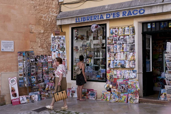 Menorca İspanya - 2 Temmuz, 20 19: İspanya 'nın eski Menorca kasabasından alışveriş. Temmuz