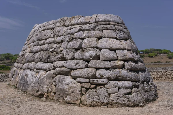 Naveta d 'Es Tudons, İ.Ö. 2000- MÖ 1000ler arasında İspanya' da inşa edilmiş bir Neolitik mezardır..